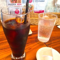 炉端イタリアン ICORIBI 堂島 - アイスコーヒーと、お冷の炭酸水