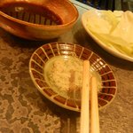 かどやホルモン店 - 塩とキャベツも付いてきます。