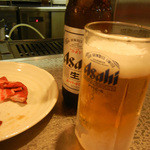 かどやホルモン店 - ビールは大瓶のみ。面倒臭いからジョッキで行きます。