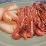 かどやホルモン店 - 左上ミノ・ハーフ￥４５０．右はハラミで御座います。