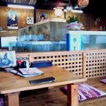 活魚問屋 海寶 - 店内の生簀方向を見る