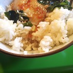 中華そば 万楽 - チャーシュー、ワカメ、ネギ、豆板醤乗せスープ割飯