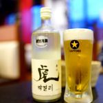 大衆肉料理 久兵衛 - 虎マッコリボトル 2808円、生ビール 594円