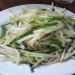 鶴亀 - ニラとモヤシ炒め ３００円(税込)(2018年9月21日撮影)