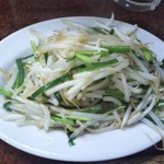 鶴亀 - ニラとモヤシの炒め ３００円(税込)(2018年9月21日撮影)