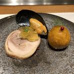 Four Seasons - チキン、ムール貝、フォアグラを詰めた石垣黒鶏 シークヮーサーソースタラゴン風味 