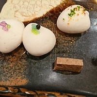 KiKi - おまんじゅうではありません。エスプーマのお刺身！
                四角なのはお醤油！！！