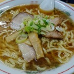 松食堂 - ラーメン。昔の喜多方ラーメンらしい豚ガラ漂う香りが好い