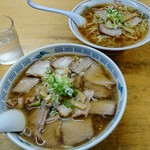 松食堂 - ラーメンとチャーシュー麺。メニューは基本この二つ。