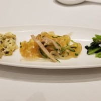 中国料理 翡翠宮 - 前菜三種。左からアオリイカと小松菜の和え物、クラゲの酢の物、湯葉と高菜。ありきたりの料理だけれど素材と味付けが卓越。イカの弾力、下味の染み込んだクラゲがいいね。