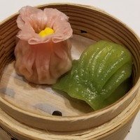 中国料理 翡翠宮 - 菊花をあしらった肉焼売、翡翠餃子は餅粉かな。