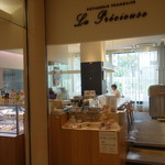 ラ・プレシューズ - 外観（奥がカフェ）