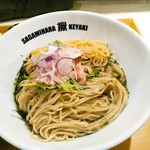Sagamihara 欅 - 麺は少しオレンジ色っぽいものとフスマの見える白いものの計２玉。