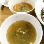 Sagamihara 欅 - 清湯な塩つけ汁からは煮干の香り。隠し味に少し抹茶を入れているそう。