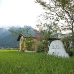 ヤサイデュモンド - 景色もええで～～～由布岳と田園をバックにこの店がちょこんと建ってる（かわいい）