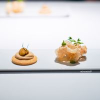 ヴァリノール - 北海道産雲丹、 ベーコンのクリーム、 サブレ、 上にはフェンネル。  チチャロン、 エスカルゴバターソース、 ハコベの葉