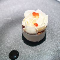 ヴァリノール - バルサミコを染み込ませたスイカ、 ヌガーグラッセ、 フロマージュブラン、ローズウオーター