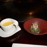 六本木モンシェルトントン - お通しの南瓜の冷製スープ、しめじと春菊と蓮根の胡麻和えです。