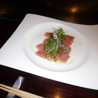 六本木モンシェルトントン - 特選牛のカルパッチョです。口の中でとろける旨味なので、魚沼産コシヒカリご飯との相性も抜群でした。