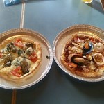 バナナウィンズ - 牡蠣のピザと海鮮ピザ