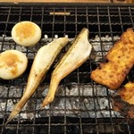 磯丸水産 - お通しを焼きます