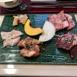 Yakiniku Tsubakiyama - 右上から時計回りで、上カルビ、上ハラミ、かしわ、豚トロ、ミノ