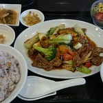 メイウェイ - メイウェイランチの牛肉のオイスターソース炒め 1000円なり。