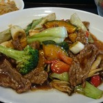 メイウェイ - 具材は、牛肉、チンゲン菜、ブロッコリー、赤ピーマン、しめじ