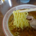 Ogura Shiyokudou - 麺は細めのプリッとした縮れ♪