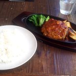 THE CAMP CAFE & GRILL - グリルハンバーグ　デミグラスソース　チーズのせ