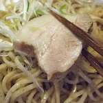 アイバンラーメン - チャーシューというよりは豚肉の料理