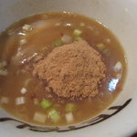 つけめんTETSU - カツオの魚粉を投入。
