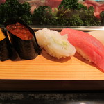 よしの寿司 - おまかせずしの右半分(馬糞雲丹、いくら、水蛸、鮪中トロ、槍烏賊)