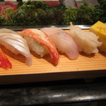 よしの寿司 - おまかせずしの左半分(南蛮海老、シマ鯵、ズワイガニ、真ハタ、バイ貝、玉)