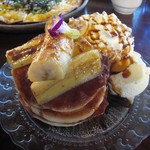 カフェ 坂の下 - バナナキャラメルパンケーキ バニラアイス添え ドリンクセット