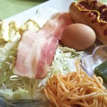 チゴイネルワイゼン - ホットドッグ、パスタ２種類、サラダ、目玉焼き、ベーコン、茹で玉子、リンゴ、羊かん？