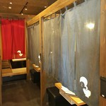 Shokudouraku Tosaka - 仕切があり、半個室でプライベート空間が保たれております。