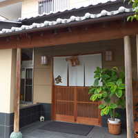 馳走 筏や - 入口。さっぱりとして清楚な印象