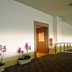 Sakura Lounge - セキュリティゲートを通ってすぐ左に入口があります