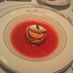 モナリザ - カニとアボガドのガトー仕立て、冷たいガスパチョスープ