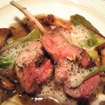 モナリザ - 子羊のロースト、アスパラガス添え、にんにくのエミュールジョン、タプナードソース（泡がにんにく）