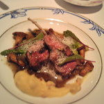 モナリザ - 子羊のロースト、アスパラガス添えニンニクのエミュールジョン、タプナードソース　