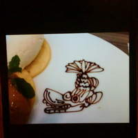 アルフォルトゥーナ - デザートプレート：チョコレートで描いたシャチホコ 