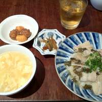 白碗竹快樓 赤坂店 - 豚肉と高菜のあんかけご飯。小鉢と漬け物