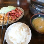 焼肉 亀八 - 並ﾐﾉ450円とﾊﾗﾐ830円、付け合わせのｷｬﾍﾞﾂも沢山☆ﾗｲｽは小150円☆ﾗﾝﾁｻ-ﾋﾞｽのお味噌汁が嬉しい☆9/18