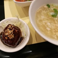 中国菜 feve.  - サービス下さった肉団子の黒酢あんかけ、溶き玉子や野菜入りのスープはじんわり優しい旨味