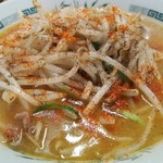 日高屋 - 味噌ラーメン520円を細麺、さらにはクーポンで大盛に七味をパラパラ