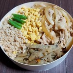キリコ - 男前弁当(コマクサ杜仲茶ポーク生姜焼き＋南部どりとりそぼろ&たまごそぼろ)