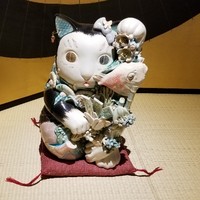 竹ざき - オッド・アイの招き猫。
                招き入れているのは「美しさ」と「美味しさ」(お金じゃないのね)
                なるほどピアスまでしています。(笑)