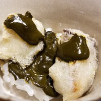 竹ざき - ②鮑そば粉天ぷら肝ソース蒸寿司
                  そば粉の衣というのは、珍しいですね♪
                  フリットの様なカリッと食感です
                  肝ソースの穏やかな苦みと磯の薫りを楽しみつつ、熱の入ったホクホクな鮑の旨みと甘みを堪能
